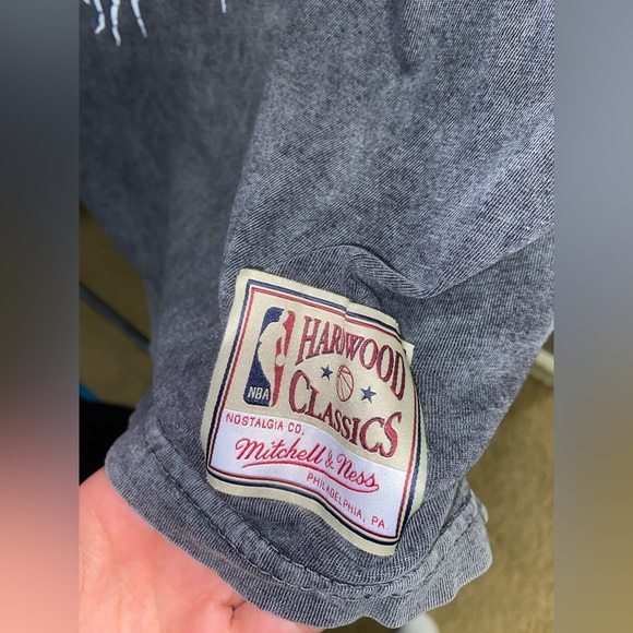 Brand new mitchel and ness shirt size med never worn - Picture 3 of 3